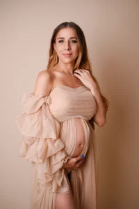 Zdjęcie przedstawiające kobietę podczas ciążowej sesji fotograficznej